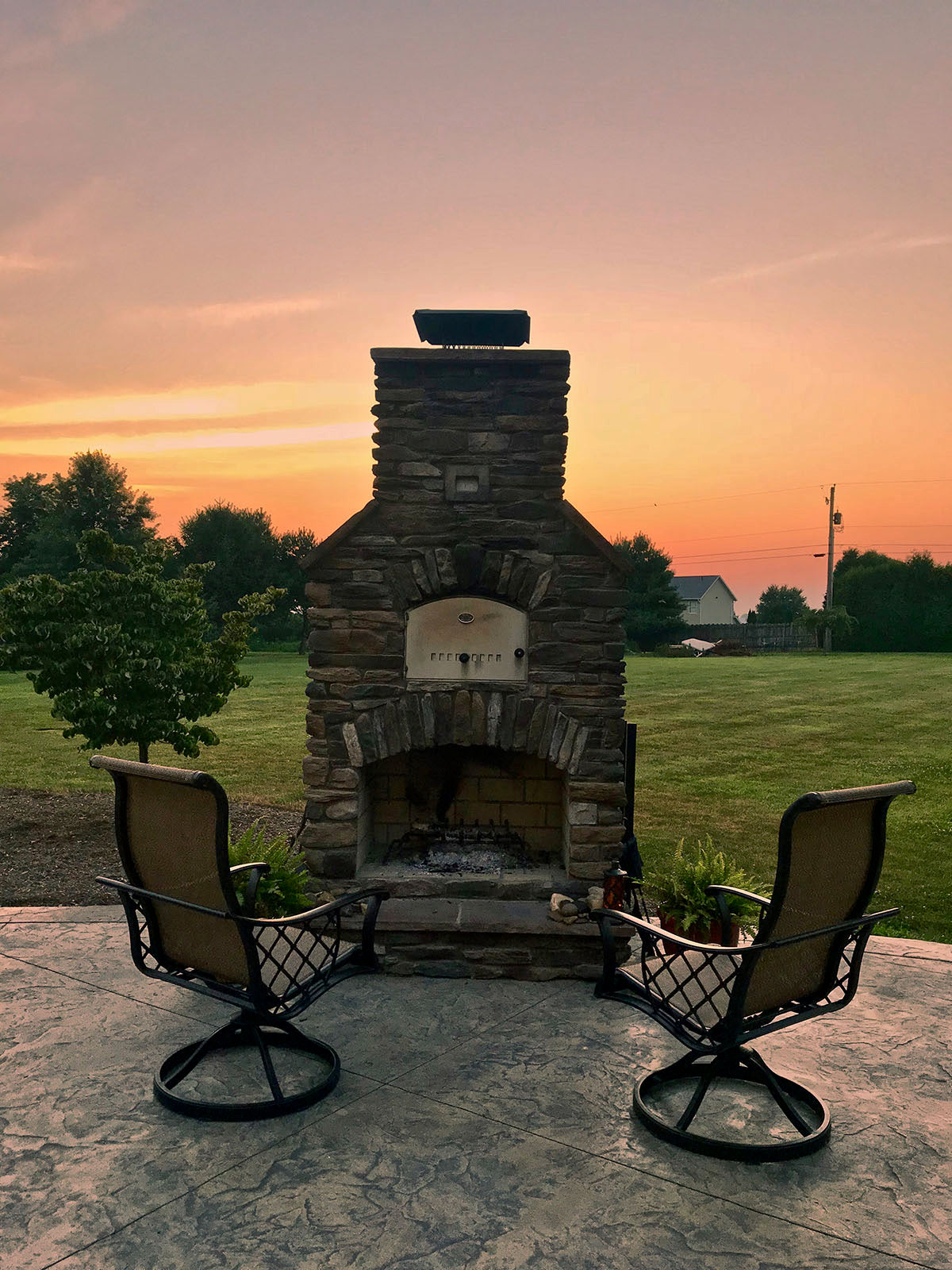 Round Grove Pizza Oven With Fireplace