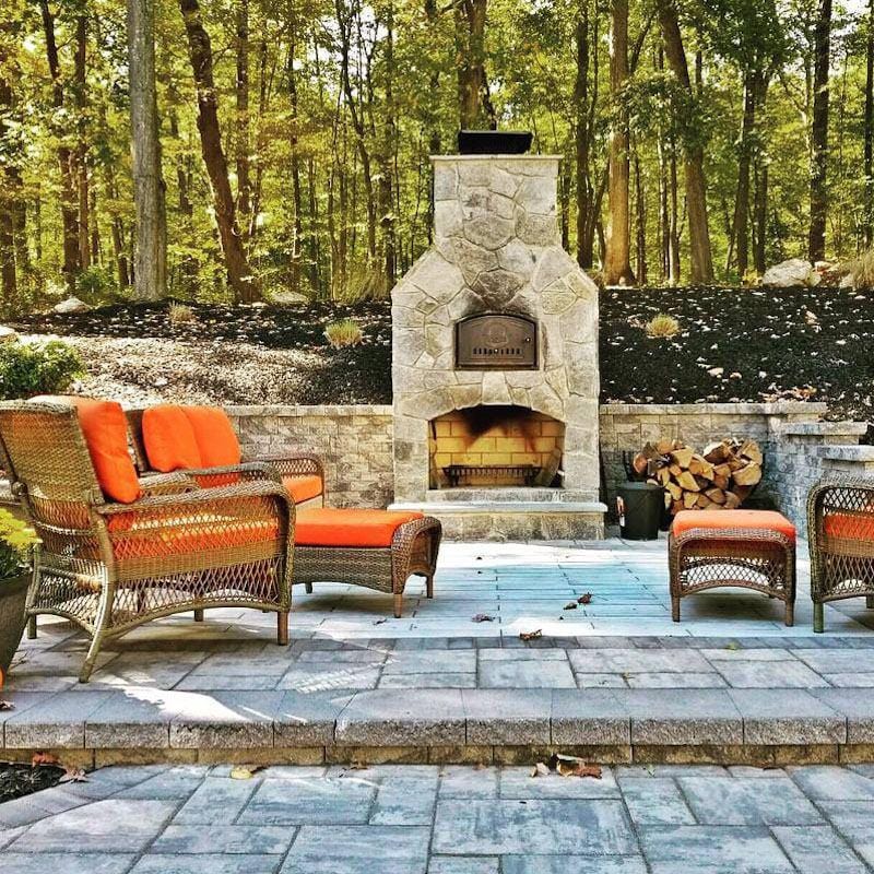 Outdoor Fireplace With Pizza Oven in Patio