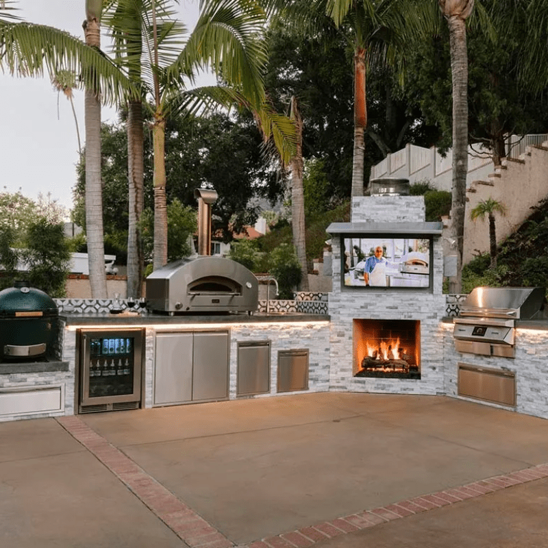 Alfa Futuro Pizza Oven in an outdoor kitchen