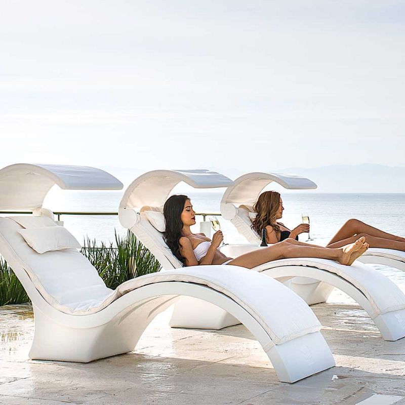 Ledge Signature Chaise Shade