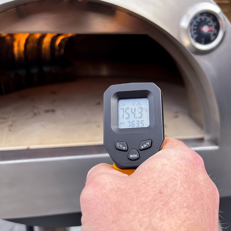Taking the oven&#39;s temperature using the Pinnacolo Infrared Thermometer