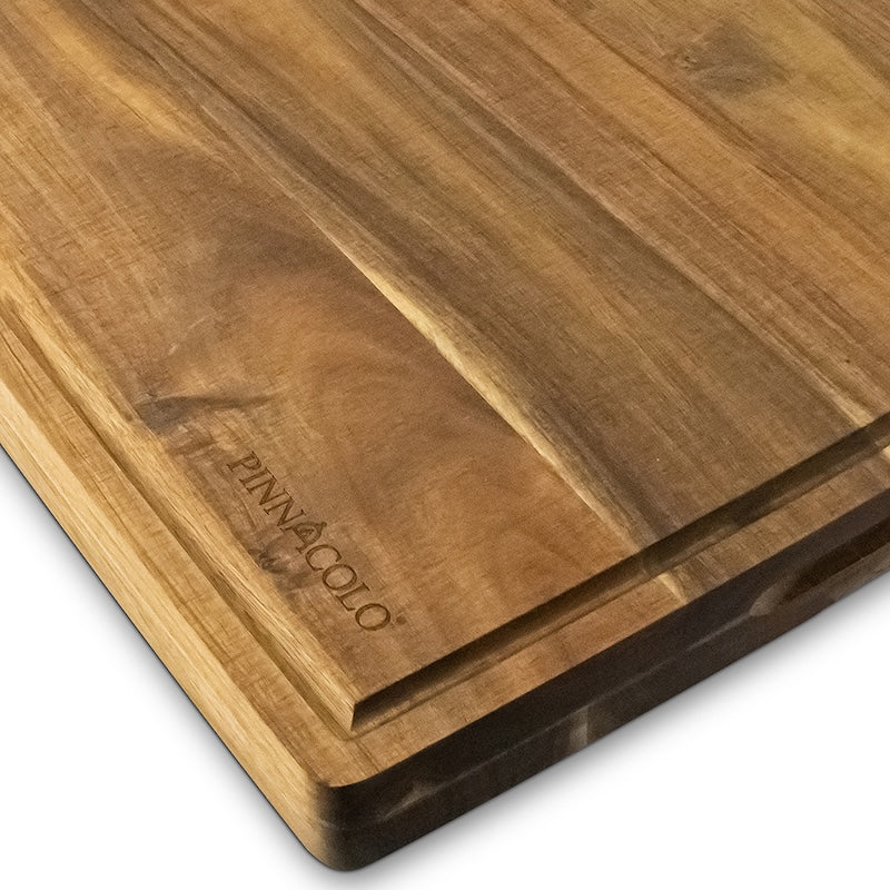 Pinnacolo Wood Cutting Board Corner Close Up with Pinnacolo brand logo