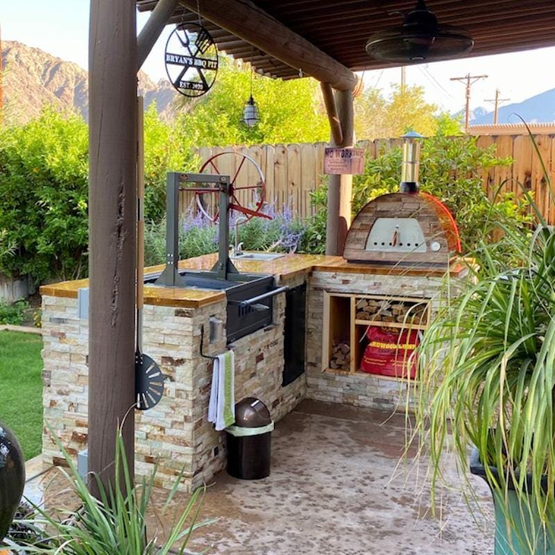 Outdoor kitchen with Maximus Prime Large Pizza Oven